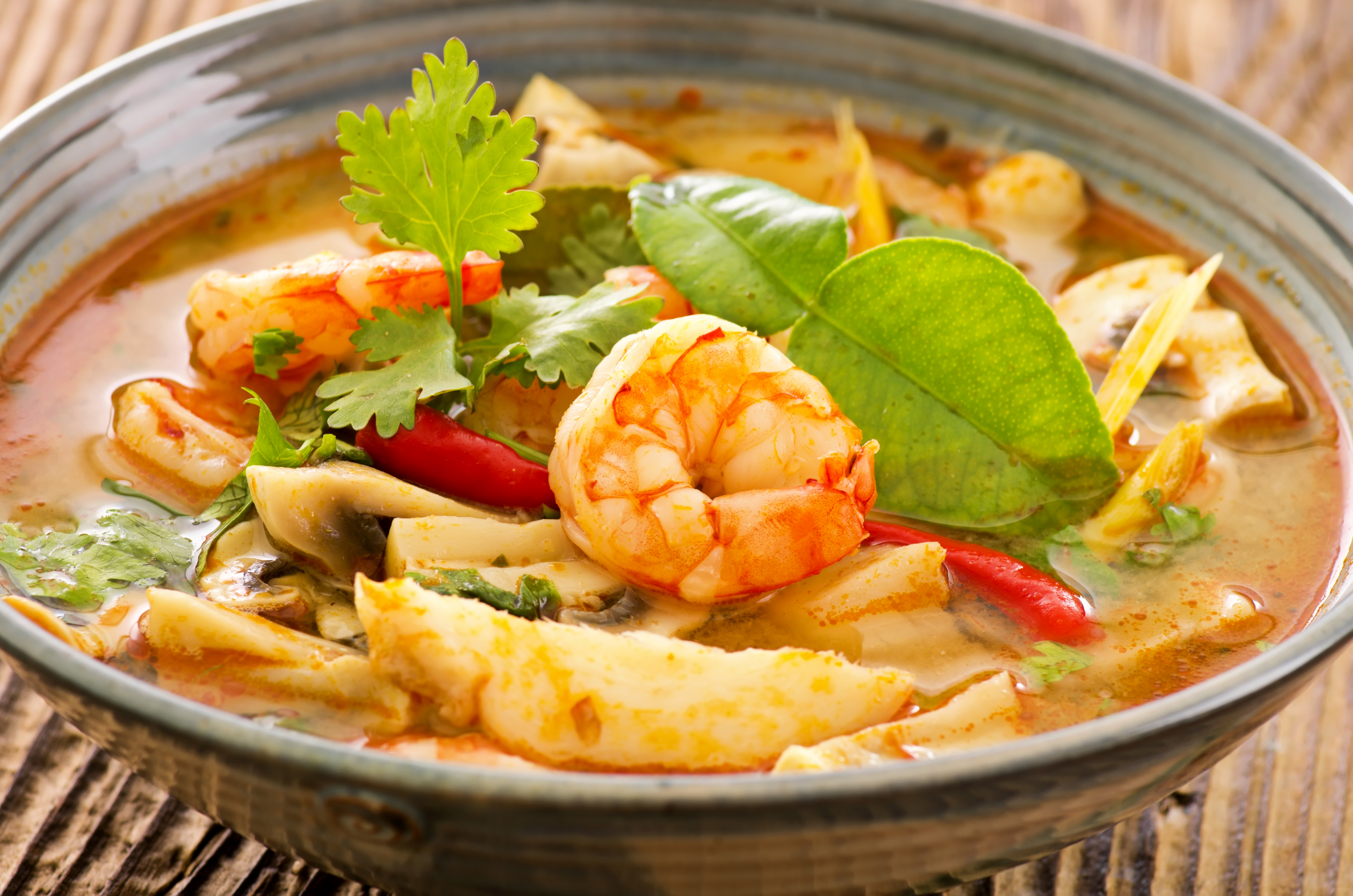 Суп том яс. Тайский суп том ям. Том ям кунг (Tom Yum Goong). Tom Yum суп. Суп том ям в Тайланде.